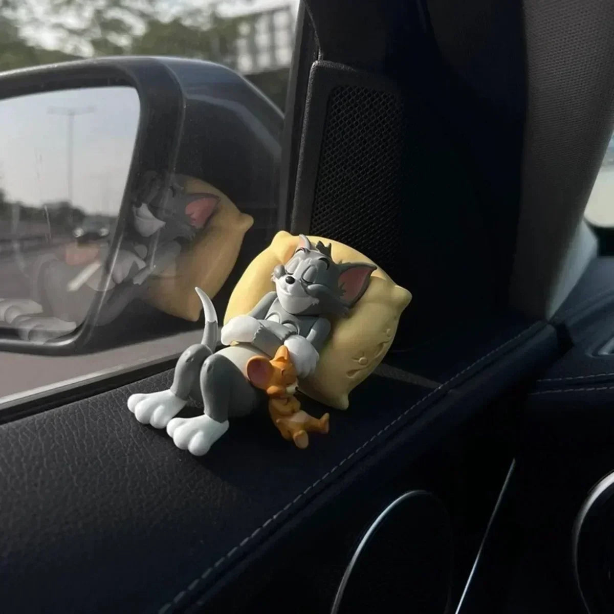 Charming Cartoon Cat and Mouse Figurines - Adorable Desk Decorations for Your Home and Holiday Cheer