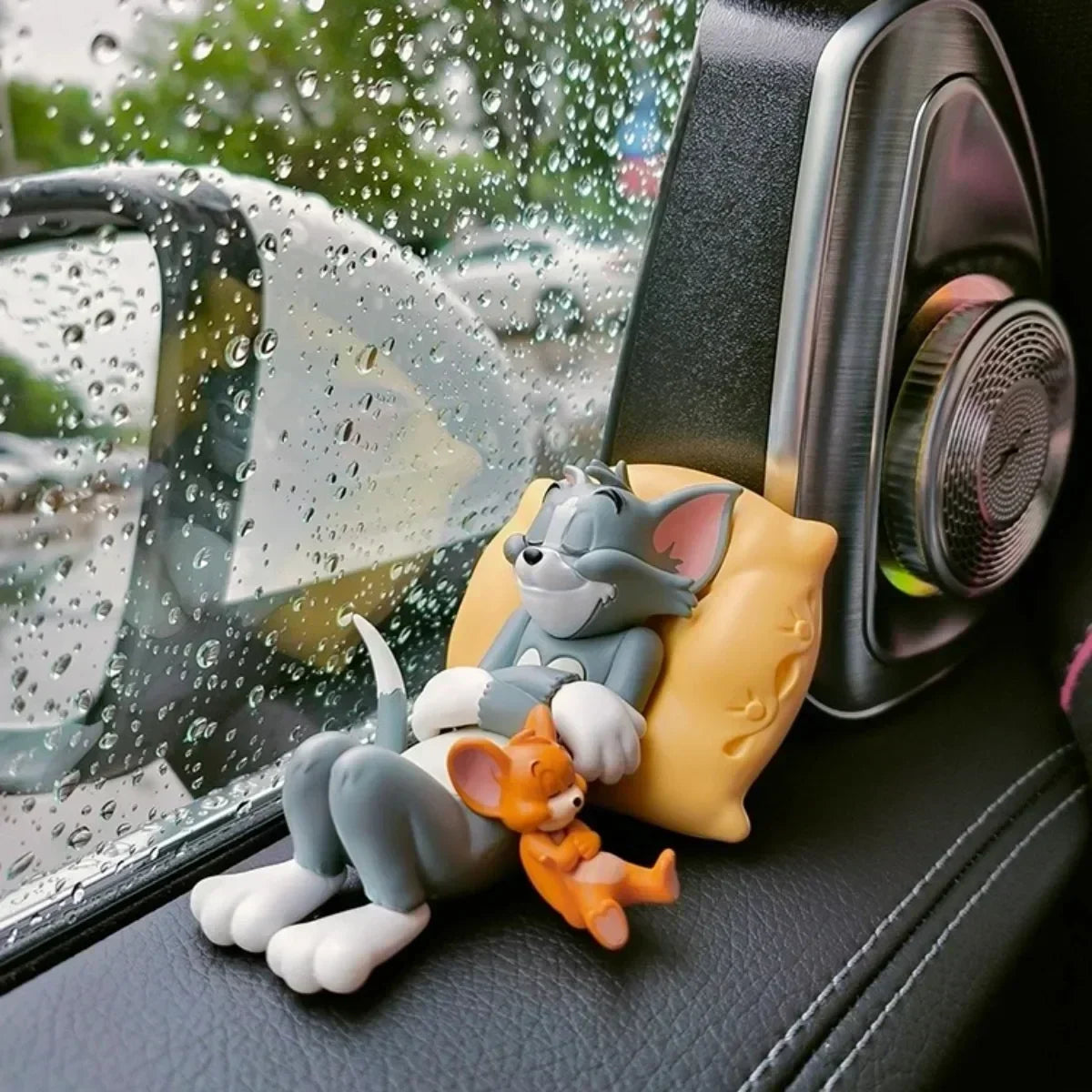 Charming Cartoon Cat and Mouse Figurines - Adorable Desk Decorations for Your Home and Holiday Cheer